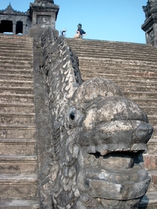 4HU SIMG1524 draakbeeld zijwand tombe L Keizer Hué