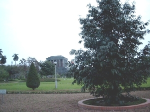 5HA SIMG1531 zicht HCM mausoleum vanuit park Hanoi
