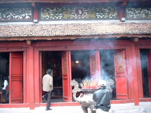 5HA SIMG1549 offerande voor Ngoc Son pagode Hanoi