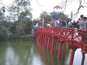 5HA SIMG1552 brug naar  Ngoc Son pagode bij Hoan Kiemmeer Hanoi