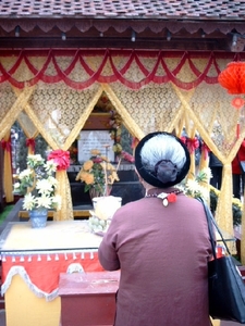 5HA2 SIMG1673 biddend vrouwtje bij tran Quoc pagode Hanoi
