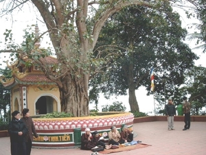 5HA2 SIMG1677 pelgrims op plein bij Tran Quoc pagode Hanoi