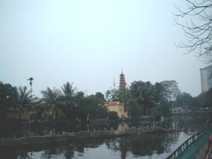 5HA2 SIMG1680 zicht op Tran Quoc pagode Hanoi