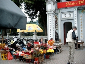 5HA2 SIMG1688 verkoopsters bij ingang Quan Thanh tempel Hanoi