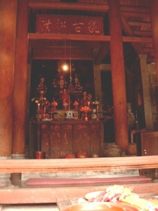 6YN SIMG1611 altaar in tempel bij Jaderots VD YEN