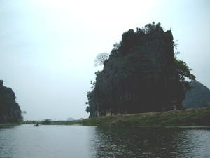 6YN SIMG1648 zicht op rots bij YEN-rivier