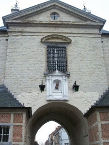 111-1600-1930 doet de poort dienst als gevangenenpoort
