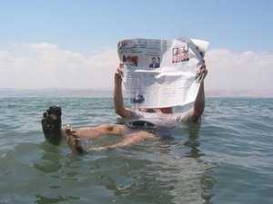 1d Dode zee _strand _krant lezen op het water