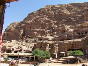 4  Petra _site met koningswand op de achtergrond