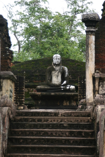 Pollonaruwa - Vatadage (stupa) 1 v/d 4 bouddha's