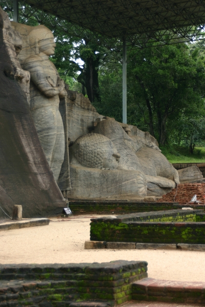 Pollonaruwa - Gal Vihara - staande en liggende boeddha