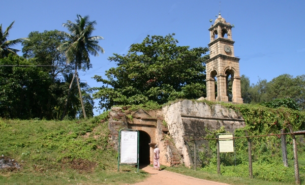 Negombo - Engelse klokketoren en ingang fort