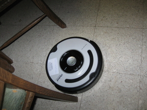 de Roomba Robot poetst het huis 014