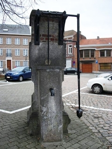 198-Oude waterpomp op dorpsplein