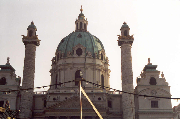 (1) Karlskerk in Wenen met palen en verlichting
