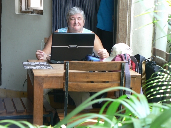 Ik achter de laptop in Via-Via cafe in Yogya