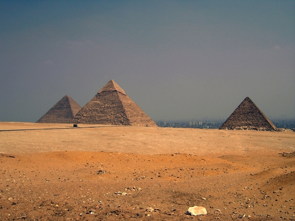de wereldberoemde piramiden van Cheops, Chefren en Mycerinus