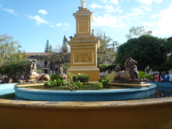28 Leon,  _P1080183 _centrale park met monument en fontein