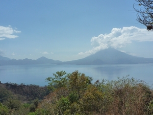 55 Lago de Atitlan _P1080797 _zicht op het meer