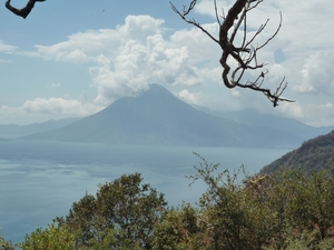 55 Lago de Atitlan _P1080798 _zicht op het meer