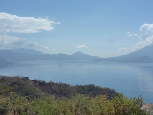 55 Lago de Atitlan _P1080801 _zicht op het meer