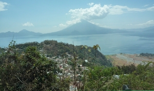 55 Lago de Atitlan _P1080803 _zicht op het meer