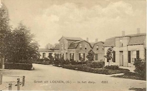 In het dorp Loenen