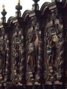 084-Gedraaide kolommen m.bladversiering  en Heiligen