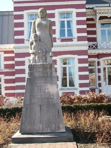 12-Standbeeld aan oud Gemeentehuis
