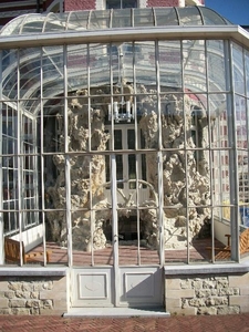 13-Rotspartij in vorm v.betonnen miniatuurgrot-achterkant-Villa L