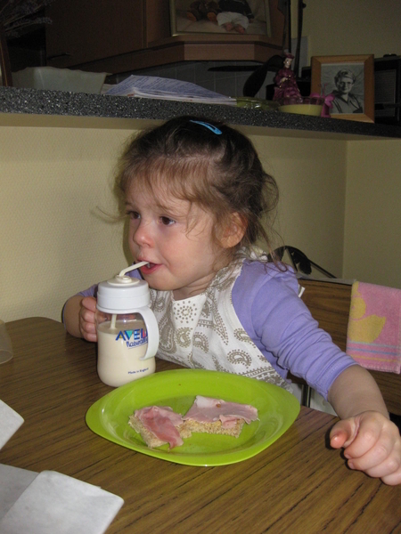 06) Jana drinkt melk uit een rietje