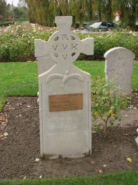 DSC2922 - Typische AVVK grafsteen voor Jan Peeters