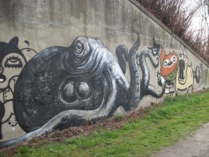 15-Graffitie aan de muren in industriepark