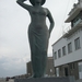 087-Godin v.d.wind-vrouw turend naar de zee