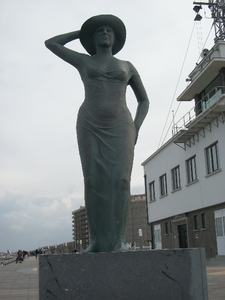 087-Godin v.d.wind-vrouw turend naar de zee