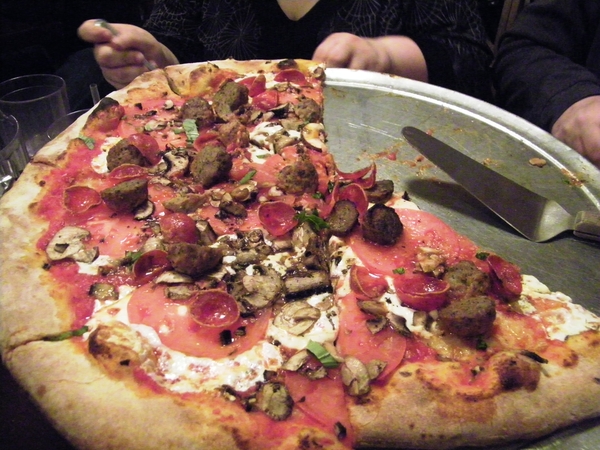 A pizza at Lombardi's : heaven on earth!