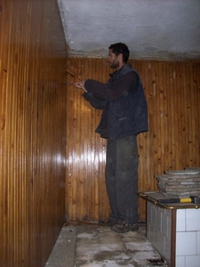 houten muurbekleding keuken start afbraak