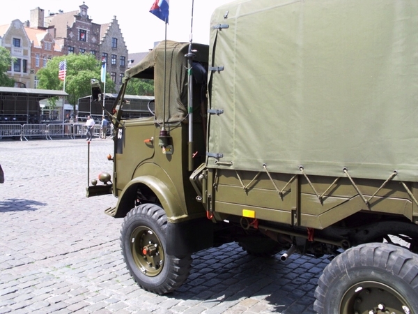 MILITAIRE WAGENS 7 -5 - 2011 037