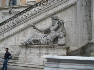 aan Palazzo Senatorio onderaan de trap links staat het standbeel 