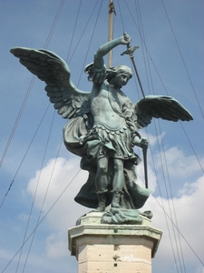 Bronzen beeld van de aartsengel Michal bovenop Castel Sant'Angel