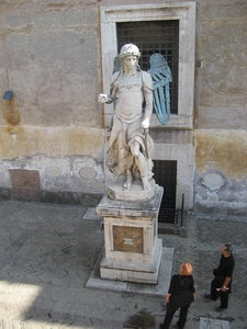 standbeeld op de binnenplaats in Castel Sant'Angelo