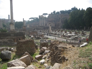zicht op Forum Romanum met rechts de resten van de Basilica Julia