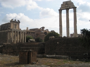links tempel van Antoninus en Faustina