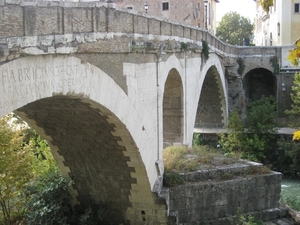 Ponte Fabricio leidt naar het eilandje