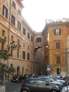 overbrugging van huizen op de piazza della pilotta