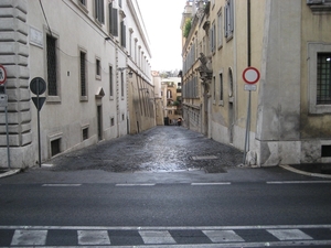 zicht op een Romeins straatje in de regen