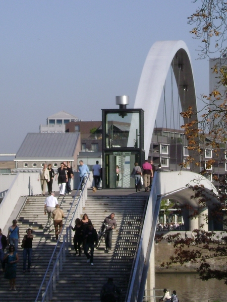 trap naar voetgangersbrug over Maas