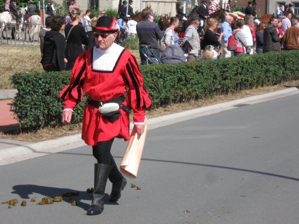 De omroeper van de opening van de Genoveva processie