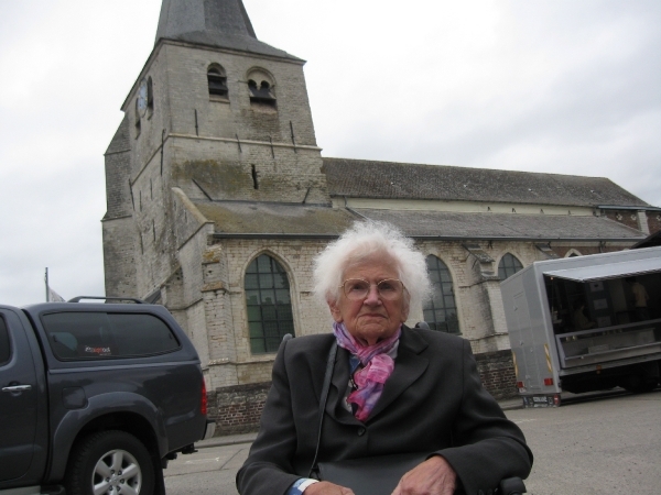 Moeder aan de kerk van Hoegaarden-Meldert