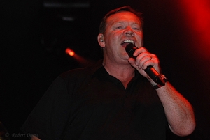 Genk on stage - Ali Campbell  UB40 (3)